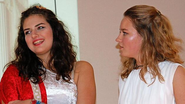 Anna Eber (links) erz&auml;hlte als Neaira die Geschichte einer jungen Frau im R&ouml;mischen Reich, die schon fr&uuml;h an ein Bordell verkauft wurde. Ihre Freundin Julia (Deborah Kemnitzer) steht ihr zur Seite.  Foto: Uschi Prawitz