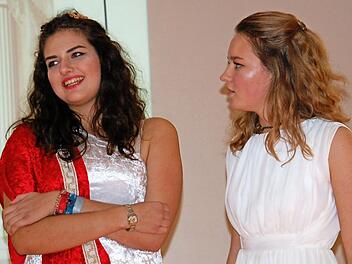 Anna Eber (links) erz&auml;hlte als Neaira die Geschichte einer jungen Frau im R&ouml;mischen Reich, die schon fr&uuml;h an ein Bordell verkauft wurde. Ihre Freundin Julia (Deborah Kemnitzer) steht ihr zur Seite.  Foto: Uschi Prawitz