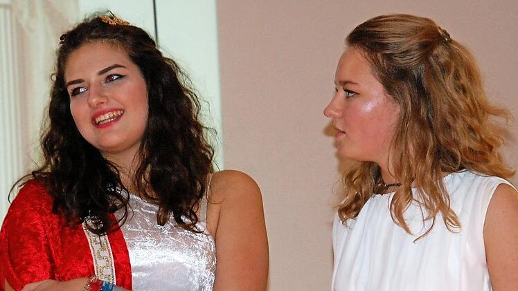 Anna Eber (links) erz&auml;hlte als Neaira die Geschichte einer jungen Frau im R&ouml;mischen Reich, die schon fr&uuml;h an ein Bordell verkauft wurde. Ihre Freundin Julia (Deborah Kemnitzer) steht ihr zur Seite.  Foto: Uschi Prawitz