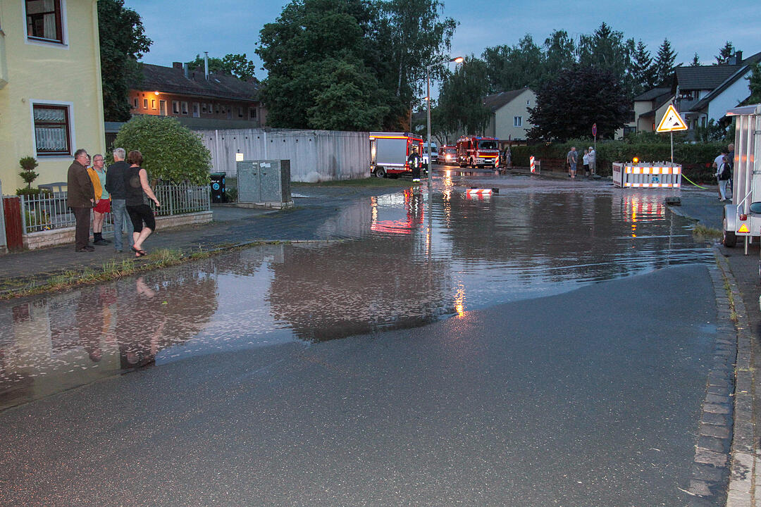 Nürnberg: Beschädigte Leitung setzt einen ganzen Straßenzug unter Wasser