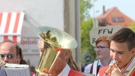 Der Festzug in Langensendelbach Foto: Barbara Herbst