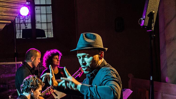 Mitreißender Auftritt vor zahlreichen Zuhörern: "Gospelrock und Band"  aus Erfurt unter Leitung von Oliver Debus  beim Gastspiel in St. Georg in Neustadt.Foto: Jochen Berger