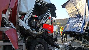 Schwerer Unfall auf A3: Lkw-Fahrer stirbt bei Zusammenprall