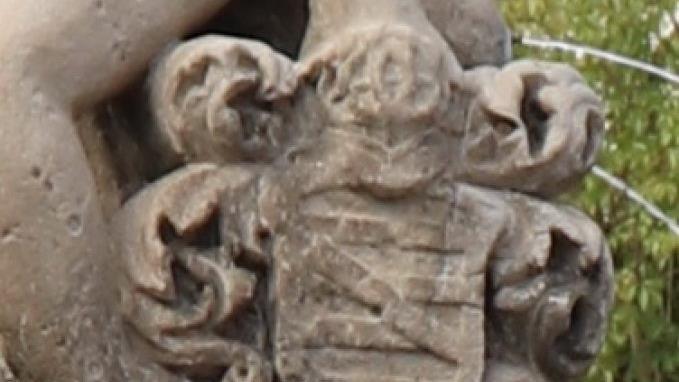 Das Wappen derer von Redwitz h&auml;lt die "Jungferk&auml;ttl" in ihrer rechten Hand. Foto: Andrea Bohl