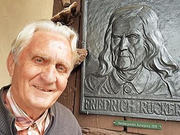 Der eine strengen Blickes, der andere freundlich lächelnd: Der Dichter Friedrich Rückert empfängt Besucher an der Eingangstür des Hauses von Walter Dold - der Kulturpreis des Haßbergvereins, mit dem der Rentweinsdorfer im Jahr 2018 ausgezeichnet wurde.  Foto: Eckehard Kiesewetter