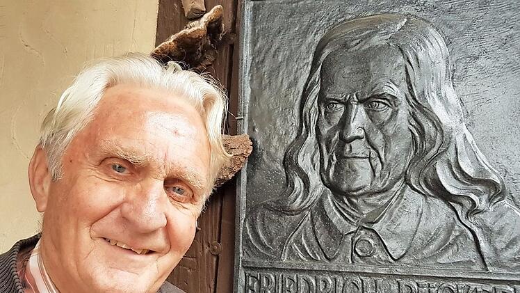 Der eine strengen Blickes, der andere freundlich lächelnd: Der Dichter Friedrich Rückert empfängt Besucher an der Eingangstür des Hauses von Walter Dold - der Kulturpreis des Haßbergvereins, mit dem der Rentweinsdorfer im Jahr 2018 ausgezeichnet wurde.  Foto: Eckehard Kiesewetter