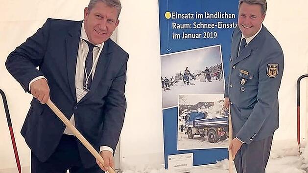 Andreas Schwarz (l.) stellte mit dem Forchheimer THW-Ortsbeauftragten Christian Wilfling den Schnee-Einsatz vom Januar 2019 nach. Foto: privat