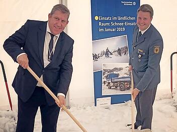 Andreas Schwarz (l.) stellte mit dem Forchheimer THW-Ortsbeauftragten Christian Wilfling den Schnee-Einsatz vom Januar 2019 nach. Foto: privat