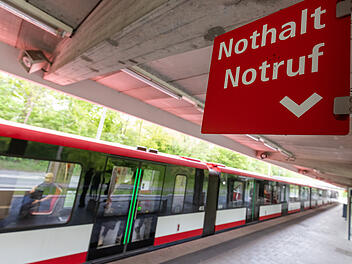Mann in Nürnberg von U-Bahn erfasst