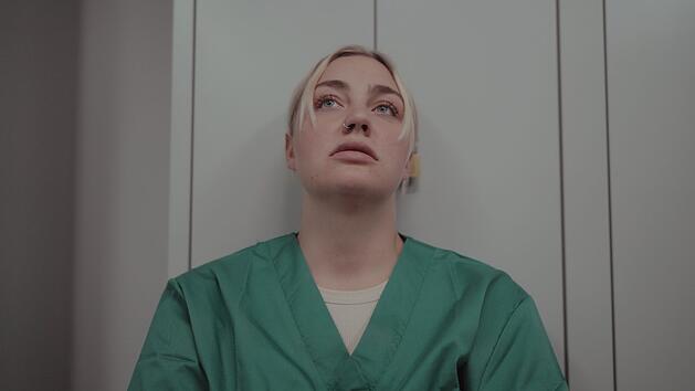 Jenny ist nach ihrer Schicht in der Pflege ersch&ouml;pft.