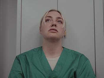 Jenny ist nach ihrer Schicht in der Pflege ersch&ouml;pft.