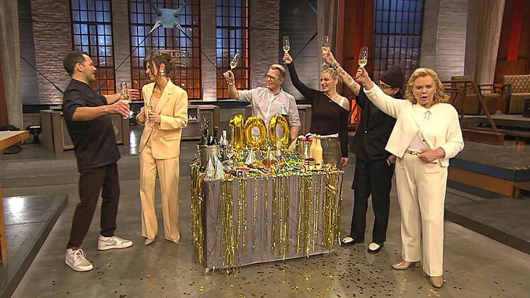 "St&ouml;&szlig;chen!" Zu Beginn von "Grill den Henssler" (VOX) &uuml;berraschte Gastgeber Steffen Henssler Moderatorin Laura Wontorra. Zu Ehren ihrer 100. Sendung gibt's einen Geschenkewagen "voll mit deinen Grundnahrungsmitteln: Prosecco, Dosenbier, Eierlik&ouml;r".