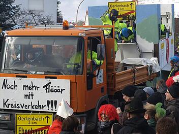 "Noch mehr Flääär mit Kreisverkehr" lautete beim Ebenhäuser Faschingszug das Motto der Fußballer vom TSV Oerlenbach. Fotos: Stefan Geiger