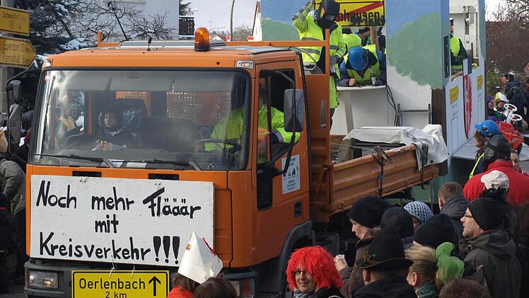 "Noch mehr Flääär mit Kreisverkehr" lautete beim Ebenhäuser Faschingszug das Motto der Fußballer vom TSV Oerlenbach. Fotos: Stefan Geiger