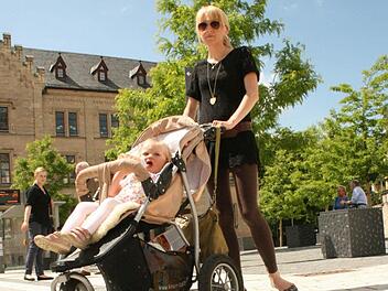 Die abgesenkten Bordsteinkanten am Albertsplatz sind eine "tolle Sache". Da macht es Spaß mit dem Kinderwagen durch die Stadt zu fahren. Fotos: Christiane Lehmann