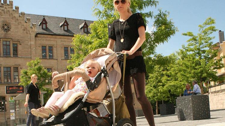 Die abgesenkten Bordsteinkanten am Albertsplatz sind eine "tolle Sache". Da macht es Spaß mit dem Kinderwagen durch die Stadt zu fahren. Fotos: Christiane Lehmann