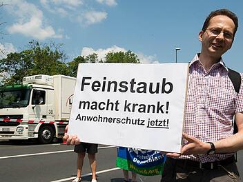 Weil sie um ihre Gesundheit fürchten, demonstrierten am Mittwoch etwa 80 Menschen gegen den Schwerlastverkehr in Würzburg.  Foto: Tobias Köpplinger