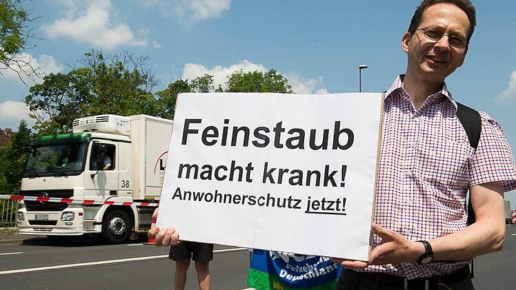 Weil sie um ihre Gesundheit fürchten, demonstrierten am Mittwoch etwa 80 Menschen gegen den Schwerlastverkehr in Würzburg.  Foto: Tobias Köpplinger