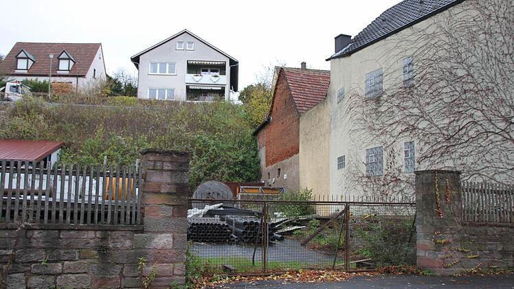 Als neuer Standort im Gespräch: Der Bürgermeister kann sich die Aufstellung von Wohncontainern für Obdachlose auf dem Grundstück zwischen den Hammelburger Stadtwerken und dem Anwesen Stein in der Rote-Kreuz-Straße vorstellen.  Foto: Markus Reeh