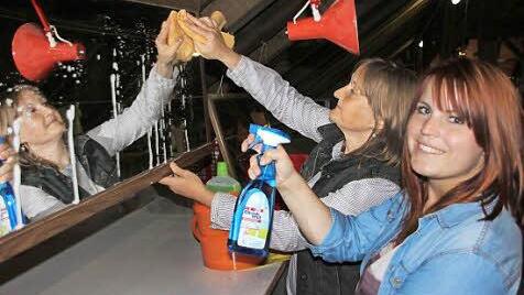 Auch Spiegelputzen gehört dazu: Julia Knauer (rechts) und Anja Schindler helfen mit.