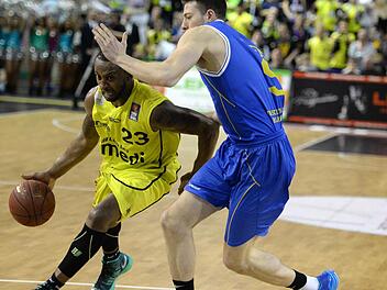 Je'Kel Foster will sich um den Braunschweiger Sid-Marlon Theis herumschlängeln. Foto: Peter Mularczyk