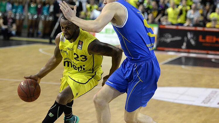 Je'Kel Foster will sich um den Braunschweiger Sid-Marlon Theis herumschlängeln. Foto: Peter Mularczyk