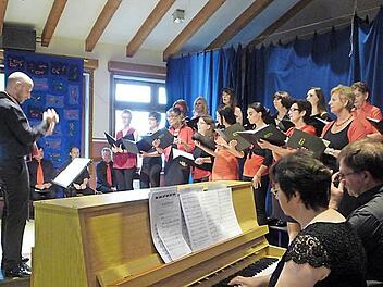 Der gesamte Chor des Gesangvereins Hausen bei dem Sommerkonzert Fotos: Elisabeth Görner