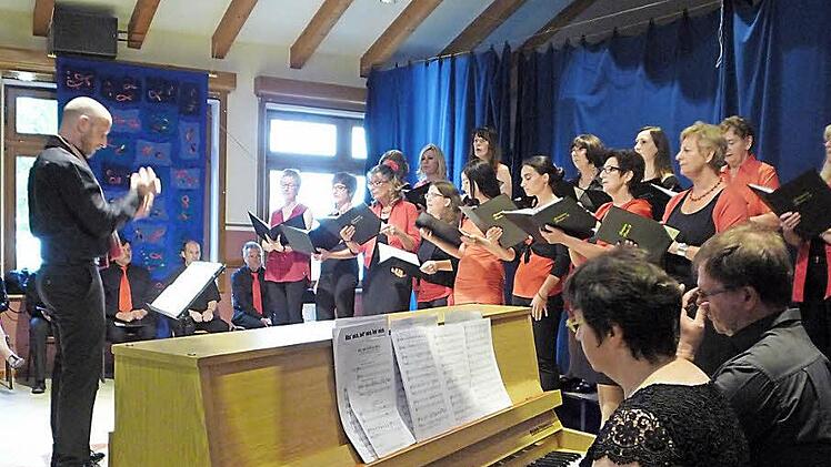 Der gesamte Chor des Gesangvereins Hausen bei dem Sommerkonzert Fotos: Elisabeth Görner