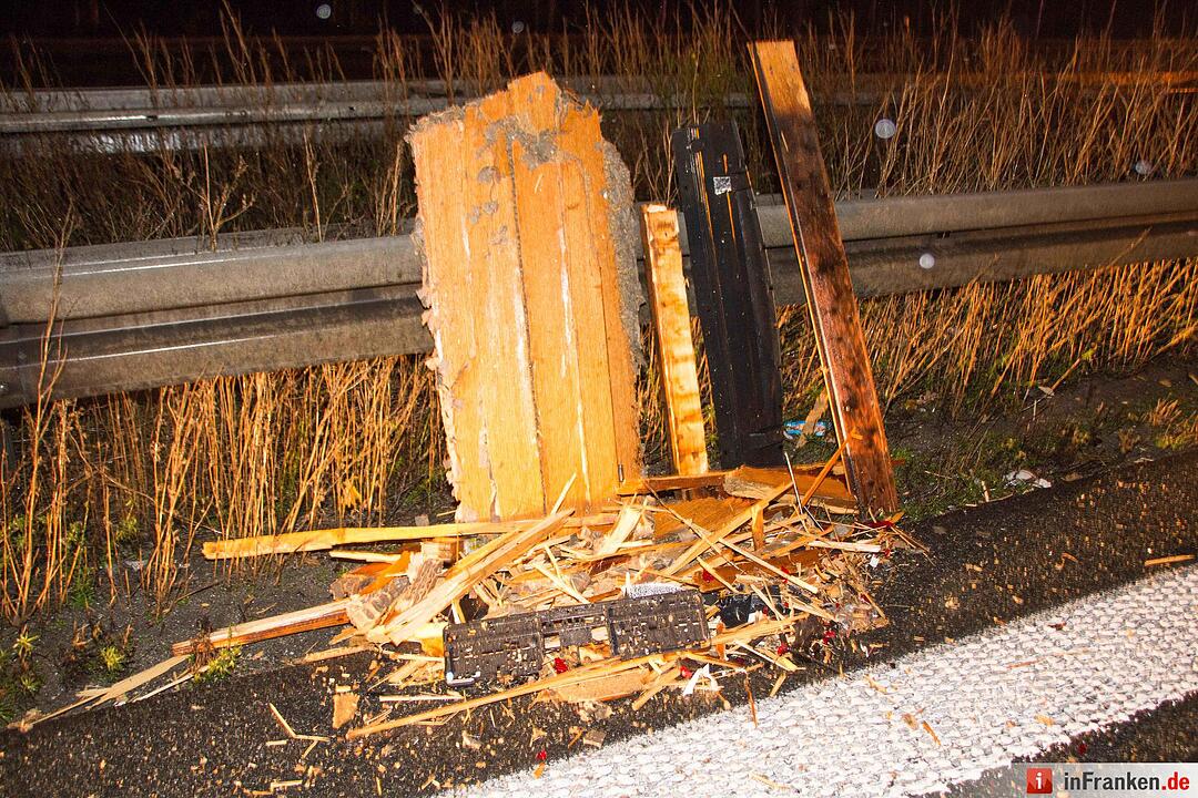 Achsbruch führt zur Vollsperrung – Sieben Fahrzeuge durch herumfliegende Ladung beschädigt