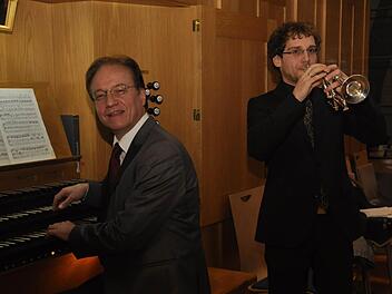 Burkhard Ascherl und Michael Lindner (rechts) zauberten strahlende Klangwelten des Barocks in das stimmungsvoll illuminierte Kirchenschiff der Herz-Jesu-Stadtpfarrkirche. Foto: Peter Klopf