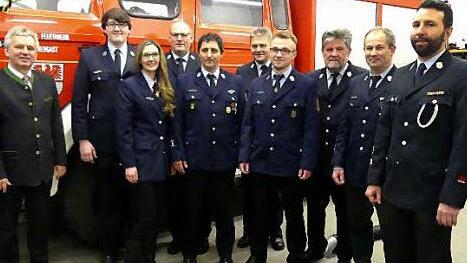 Die neue Vorstandschaft mit den Offiziellen (von links): Bürgermeister Werner Diersch, Dominik Träger, Kathrin Weigel, KBR Stefan Härtlein, Jörg Wendel, KBI Friedrich Weinlein, André Stöcker, WKBM Wolfgang Kunert, Jochen Lauterbach, Christian Diersch