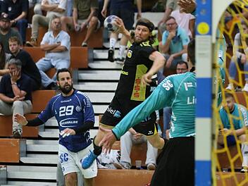 Till Riehn stand gegen den VfL Gummersbach 60 Minuten auf der Platte und erzielte drei Treffer.  Fotos: Iris Bilek
