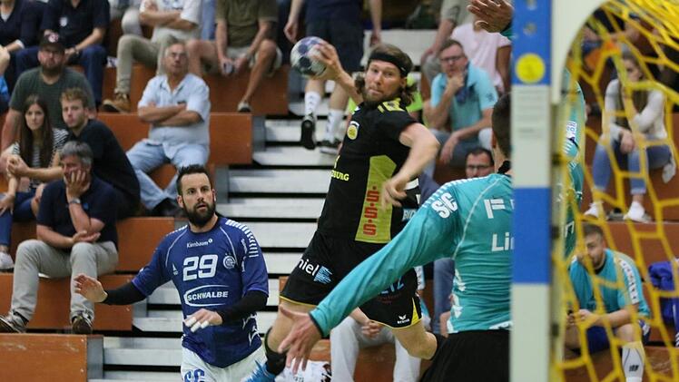 Till Riehn stand gegen den VfL Gummersbach 60 Minuten auf der Platte und erzielte drei Treffer.  Fotos: Iris Bilek