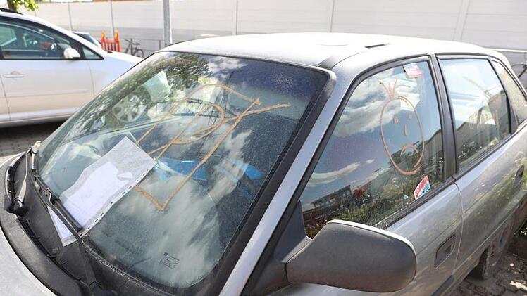 Dieser Wagen steht seit mindestens einer Woche auf dem Park & Ride-Parkplatz hinter dem Forchheimer Bahnhof. An der Windschutzscheibe hängt eine Aufforderung der Stadt an den Halter, den Wagen zu entfernen. Foto: Barbara Herbst