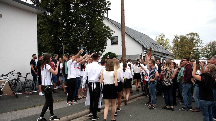 Die Hannberger Ortsburschen bildeten ein Spalier für die Heßdorfer Paare.