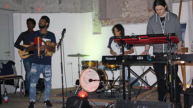 Die Musiker Habtom Tesfays, Aron Mehari, Stefan und Michael Popp bei ihrem Auftritt in der Synagoge Foto: privat