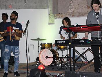 Die Musiker Habtom Tesfays, Aron Mehari, Stefan und Michael Popp bei ihrem Auftritt in der Synagoge Foto: privat