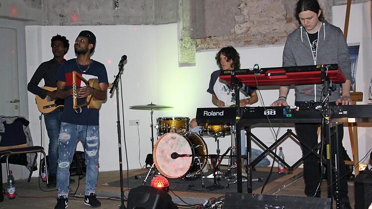 Die Musiker Habtom Tesfays, Aron Mehari, Stefan und Michael Popp bei ihrem Auftritt in der Synagoge Foto: privat