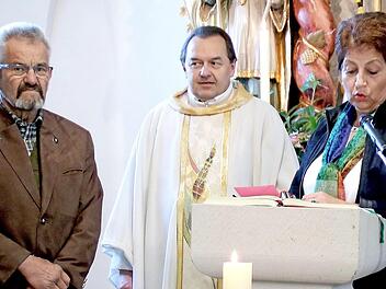 Kirchenpflegerin Hilde Greul und Pfarrer Matthias Rusin würdigten Ewald Kleinhenz (von rechts) für seine Leistungen.  Foto: Ralf Naumann