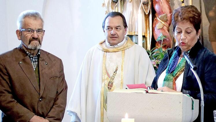 Kirchenpflegerin Hilde Greul und Pfarrer Matthias Rusin würdigten Ewald Kleinhenz (von rechts) für seine Leistungen.  Foto: Ralf Naumann