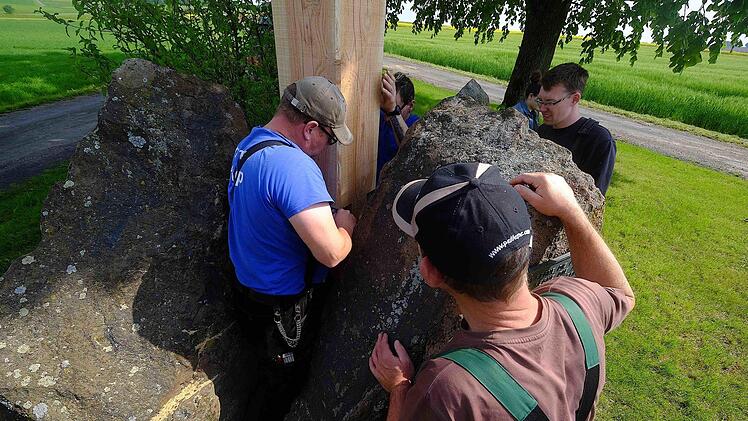 Zimmerer Christian Kohlhepp installierte rechtzeitig das mächtige Holzkreuz mit dem Baukran. Foto: Gerd Schaar