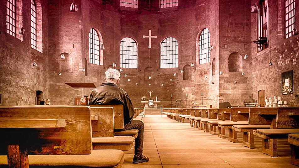 Organist spielt Layla in der Kirche Symbolbild: Kirche, Gottesdienst