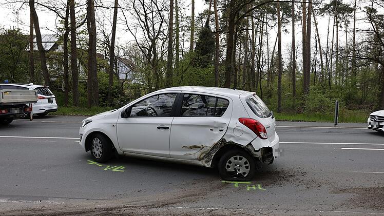Feuerwehr befreit BMW-Fahrer nach Unfall aus Auto