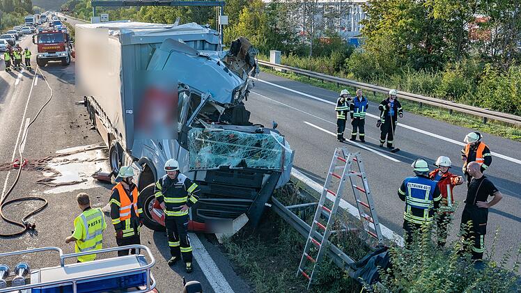 A70 bei Ebelsbach: Unfall am Tunnel "Schwarzer Berg" -  Lkw kollidiert mit Stahltr&auml;ger