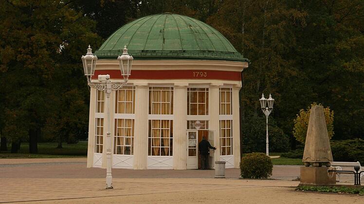 Der Brunnenbau (1793) am Eingang von Franzensbad wird sehr gut frequentiert.