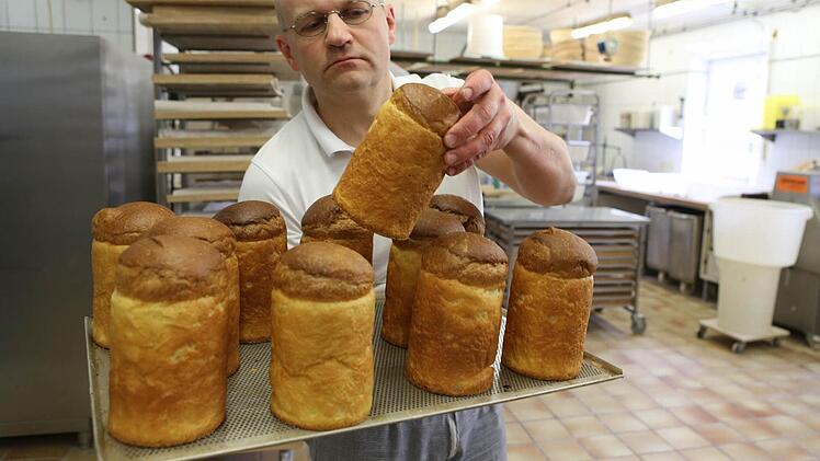 Arnd Erbel in seiner Backstube mit französischen Brioches Fotos und Video: Barbara Herbst