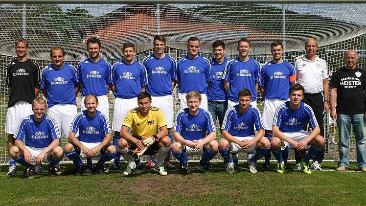 Der SSV Kasendorf grüßt als Meister der Fußball-Bezirksliga Ost in der Saison 2013/14. Hinten, von links: Spielertrainer Markus Taschner, Jochen Hollfelder, Martin Stübinger, Florian Luft, Simon Hösch, Oliver Reif, Maximilian Mösch, Stefan Sesselmann, Sebastian Luft, Spielleiter Matthias Adam und Fußballabteilungsleiter Hans Weggel. Vorne, von links: Thomas Ellner, Daniel Grasgruber, Sebastian Eck, Daniel Weiner, Oliver Wagner und Patrick Dippold.  Foto: privat