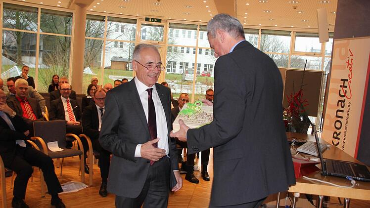 Landrat Oswald Marr (rechts) dankte Vorsitzendem Rainer Kober für dessen Engagement.  Foto: Friedwald Schedel