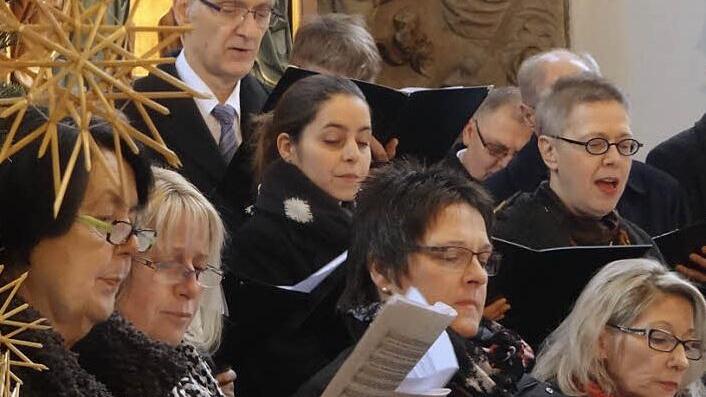 Gerhard Zeidler (Dritter von links) und seine Ehefrau Ulrike (als Solistin mittig-rechts im Bild) erhielten für ihr musikalisches Engagement seit 35 Jahre in der Kirchengemeinde St. Laurentius eine Urkunde von Bischof Friedhelm Hofmann.  Foto: Johanna Eckert