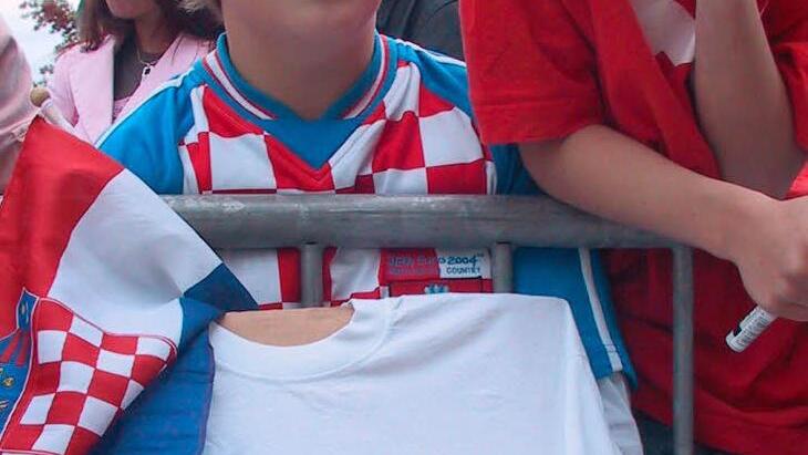 Maximilian aus Oberwildflecken auf der Jagd nach Autogrammen Foto: Ralf Ruppert/Archiv Saale-Zeitung